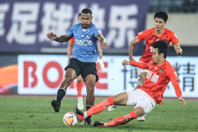 王哲林24+15上海胜福建 高诗岩11+8山东负四川